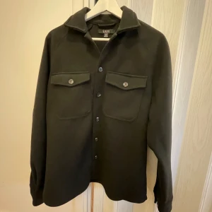 Oanvänd  Overshirt S.M.O.G - S - HELT oanvänd svart ull overshirt från SMOG, relaxed fit. Storlek S. Passar nog om du har M. Köpt för 599kr.