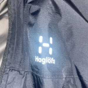 Haglöfs  - Haglöfs regnjacka inga deffekter perfekt till regn då den är vattentät.