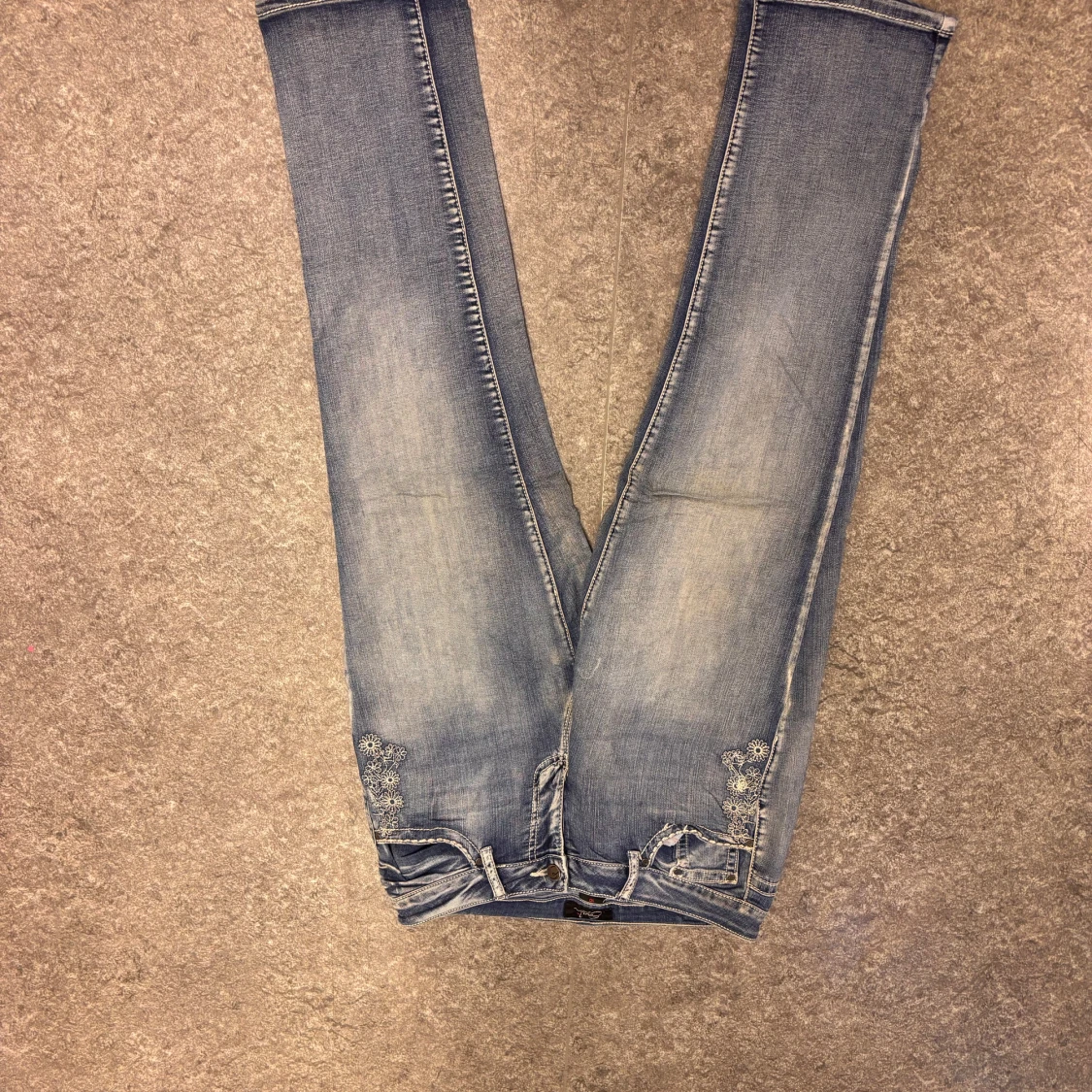 Blå jeans med broderade detaljer