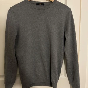 Grå merinoulls tröja - En grå merinoulls tröja från cavalli i storlek s 