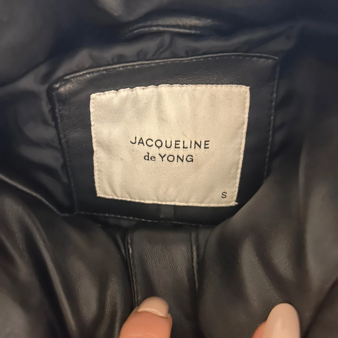 Svart pufferjacka  - 91