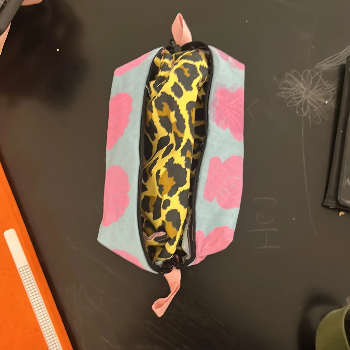 Jätte vacker necessär med leopardmönster inuti och rosa/blått snäckmönster utanpå😻😻(en Äkta Persåd!!))!!) - 91