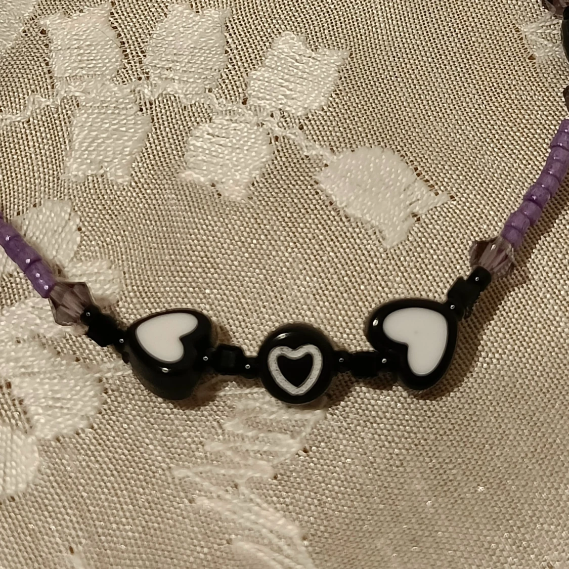 Lila pärlhalsband med hjärtan - 91