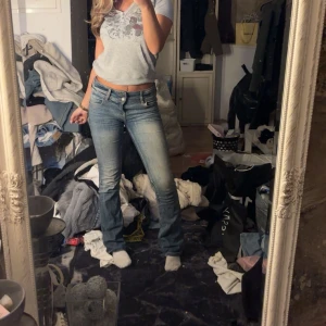 Blå jeans från Bershka - Snygga blå jeans från Bershka i storlek EUR 34. De har en klassisk femficksdesign och är perfekta för en avslappnad stil. Jeansen har en bootcut-stil och är lågmidjade, vilket ger en trendig look.