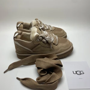 Ugg Lowmel(nya) - Hej! Säljer nu dessa splitter nya uggs skorna. Skorna är helt perfekta för vintern. Allt medföljer! Hör av dig vid frågor 