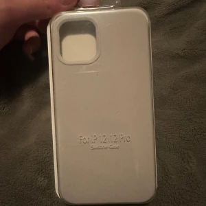 Grått mobilskal för iPhone 12/12 Pro - Säljer ett stilrent grått mobilskal för iPhone 12/12 Pro. Skalet är designat för att ge ett bra skydd samtidigt som det är smidigt och lätt att hantera. Perfekt för dig som vill ha ett enkelt och elegant skydd för din telefon.