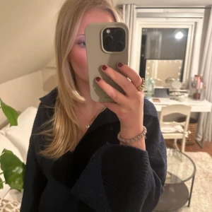 Mörkblå oversized tröja - Säljer en mysig mörkblå tröja med en oversized passform. Perfekt för kalla dagar och att mysa i hemma. Tröjan har långa ärmar och en enkel design som passar till det mesta. Hör av dig vid intresse!