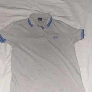 Hugo boss piké 800 - Har använt denna 1-3 gånger,säljer den för att det var inte rätt storlek.sälj för 800 kr,storlek L i men,grå/vit