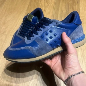 Valentino RockRunners  - Säljer ett par skit snygga blå valentino rockrunners i prima skick! De har inga defekter men de är väl använda. Orginal pris på ett par såna hår brukar vara runt 7000 mitt pris 1750!🙌🙌 Tar även byten! Tveka inte att kontakta mig om du har frågor!!
