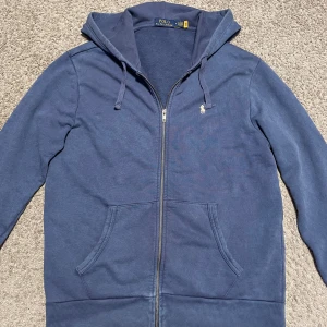 Ralph lauren Zip-Hoodie - Tja, säljer nu min knappt använda Ralph lauren Zip-Hoodie 70% billigare än nypris. Använd fåtal gånger då jag tycker att M är för stort för mig. Hoodien är i väldigt bra skick (9/10). Och har använts varsamt och försiktigt, och är köpt från Zalando. Pris kan diskuteras vid snabb affär! Ny pris ligger på 2199 kr! (Äkta såklart!)
