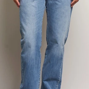 Levis 501 ljusblå jeans W32 L30 - Säljer ett par klassiska Levis 501 jeans i ljusblå. Ändast använt 1 gång säljer pga att dom är för stora. Ny pris 1299. 
