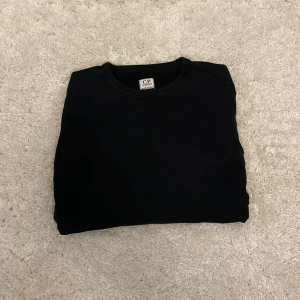 Svart tröja från C.P. Company - säljer en svart tröja ifrån C.P. Company i en storlek som motsvarar xxs-xs priset är inte hugget i sten