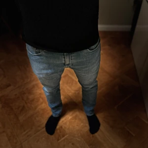 Levi's 512 jeans  - Säljer ett par klassiska Levi's 512 jeans i blå denim. De har en slim passform och är tillverkade i ett slitstarkt jeansmaterial. Perfekta för en stilren look. 🕶️