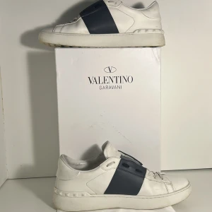 Valentino Opens - Säljer ett par snygga Valentino Opens som är i ett relativt bra skick 7/10✅Det finns ett påbörjat hål på undersidan av ena skorn✅Vid fler bilder eller frågor så hör av er direkt🤗Priset kan såklart diskuteras vid snabb affär🤩(Dustbag och Box medföljer, Självklart äkta🤝