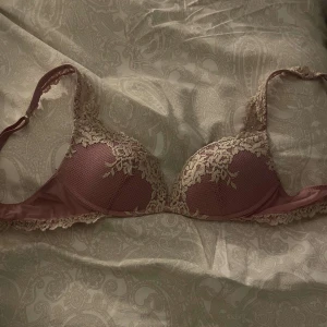 Intimissimi bh - Rosa intimissimi bh. Använd men i bra skick. Finns ej att köpa längre, hör av dig vid frågor!
