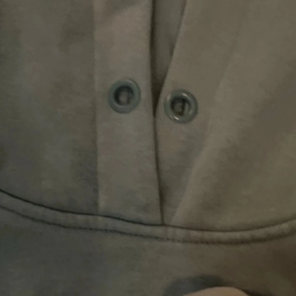 Grå hoodie med knappar - 2