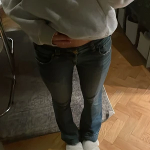 Blå jeansss - Säljer dessa såååå fina jeansen som jag köpte second hand i Paris 💕(priset kan diskuteras) dem har tyvärr två hål mellan benen men det syns inte när man har på sig dom + jag tror det är ganska enkelt att laga!!