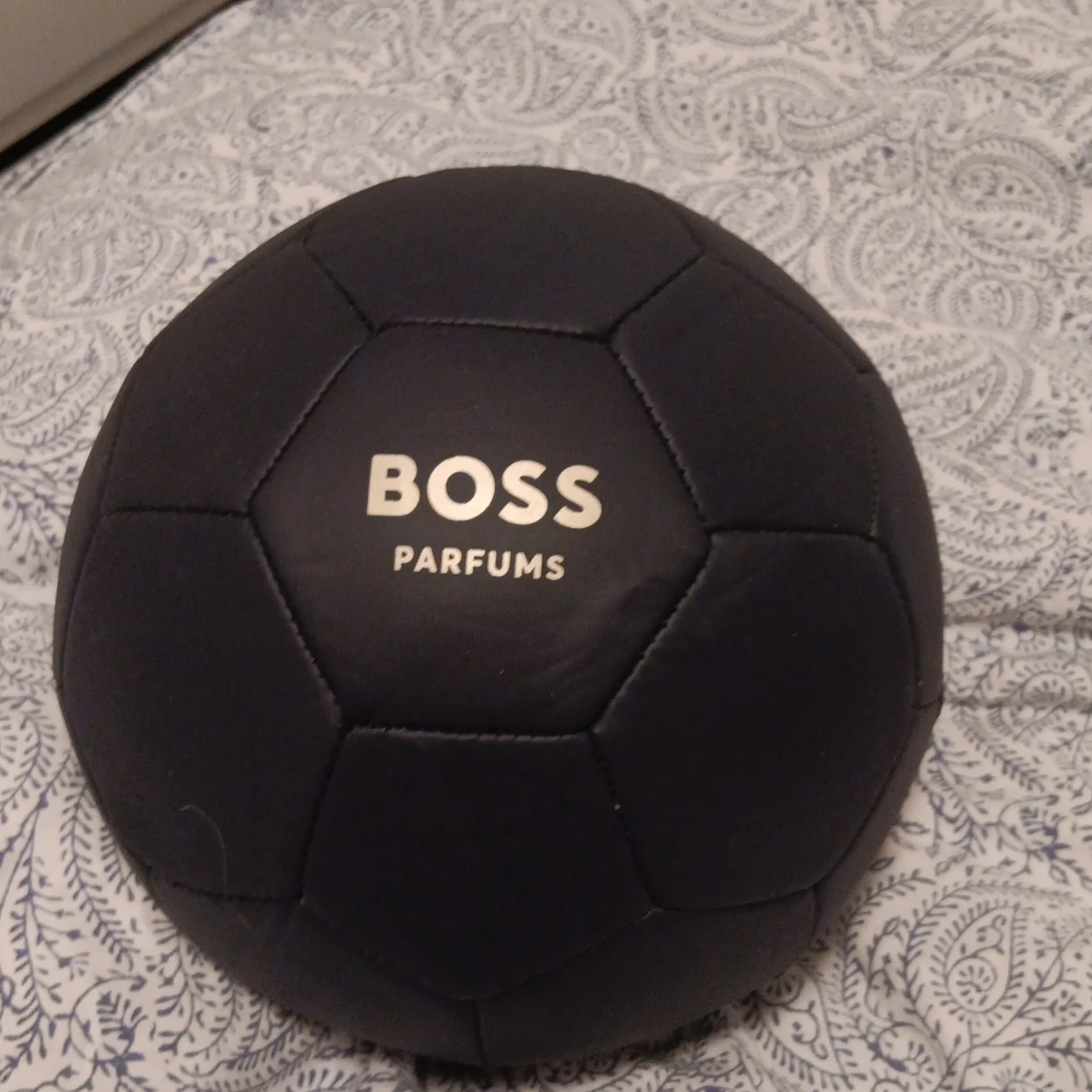 Svart fotboll från Boss Parfums