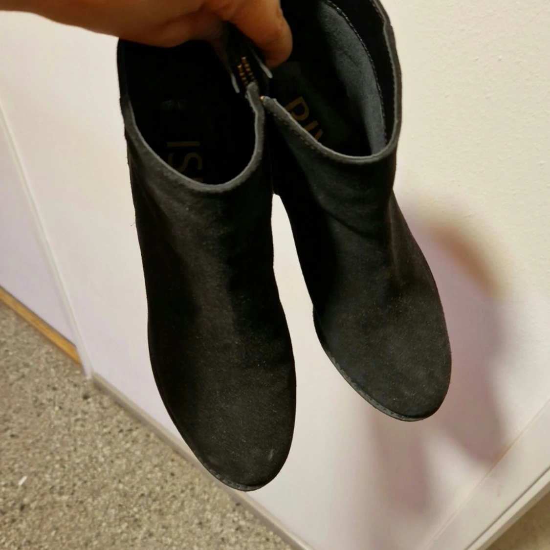 Svarta boots med gulddetaljer från New Look - 2