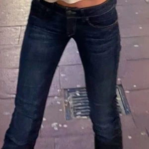 Lågmidjade mörkblå jeans - Snygga jeans från mavi som inte har kommit till användning, de är i slim passform. De är i längd 34 och storlek 27 men jag brukar ha storlek 25 så skulle säga att de är 25 skriv om ni har frågor💕