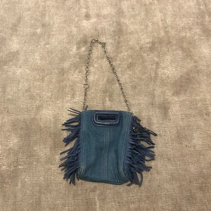 Maje väska i jeans material  - Väldigt ovanlig modell i jeans, kommer med två band: en kedja och ett band i tyg, liten modell 