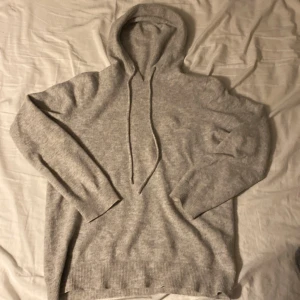 Kashmir hoddie  - Snygg kashmir hoodie i storlek s passar om du är 170 -180 cm lång 
