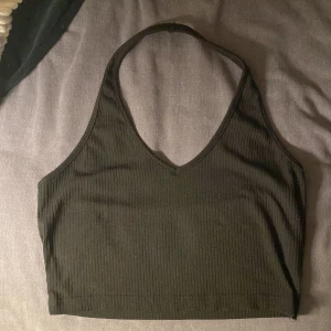 Svart ribbad linnetopp från Shein - Säljer en snygg stilren svart ribbad linnetopp från Shein. Toppen har en v-ringad design och är perfekt för en utekväll!❤️‍🔥💄