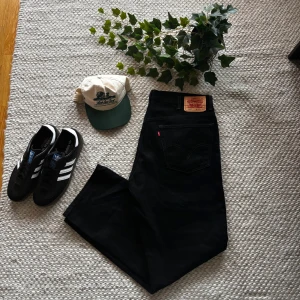 Svarta Levi's 505 jeans - Säljer ett par klassiska svarta Levi's 505 jeans. De har en rak passform. Perfekta för en stilren look. Använda väldigt få gånger 🖤