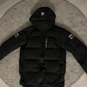 Sail Racing jacka - Säljer min sail racing cape down jacka. Helt ny knappt använd. Pris kan diskuteras vid snabb affär. Nypris 4100 