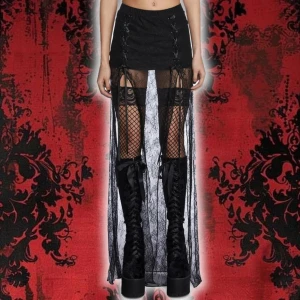 Widow Mourning Soul Maxi Skirt - Minikjol med maxilängd spets från Widow/DollsKill, köpt här på plick men är inte använd av mig eller tidigare ägaren. Nypris 600 kr.  Midjemått: 59cm(elastisk)  Längd: 113 cm