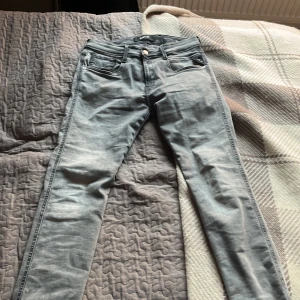 Grå jeans från Replay - Snygga grå jeans från Replay i modellen Anbass. De är nästan oanvända pga för små för mig. Storleken är 29, skick 9/10. Går att pruta ner