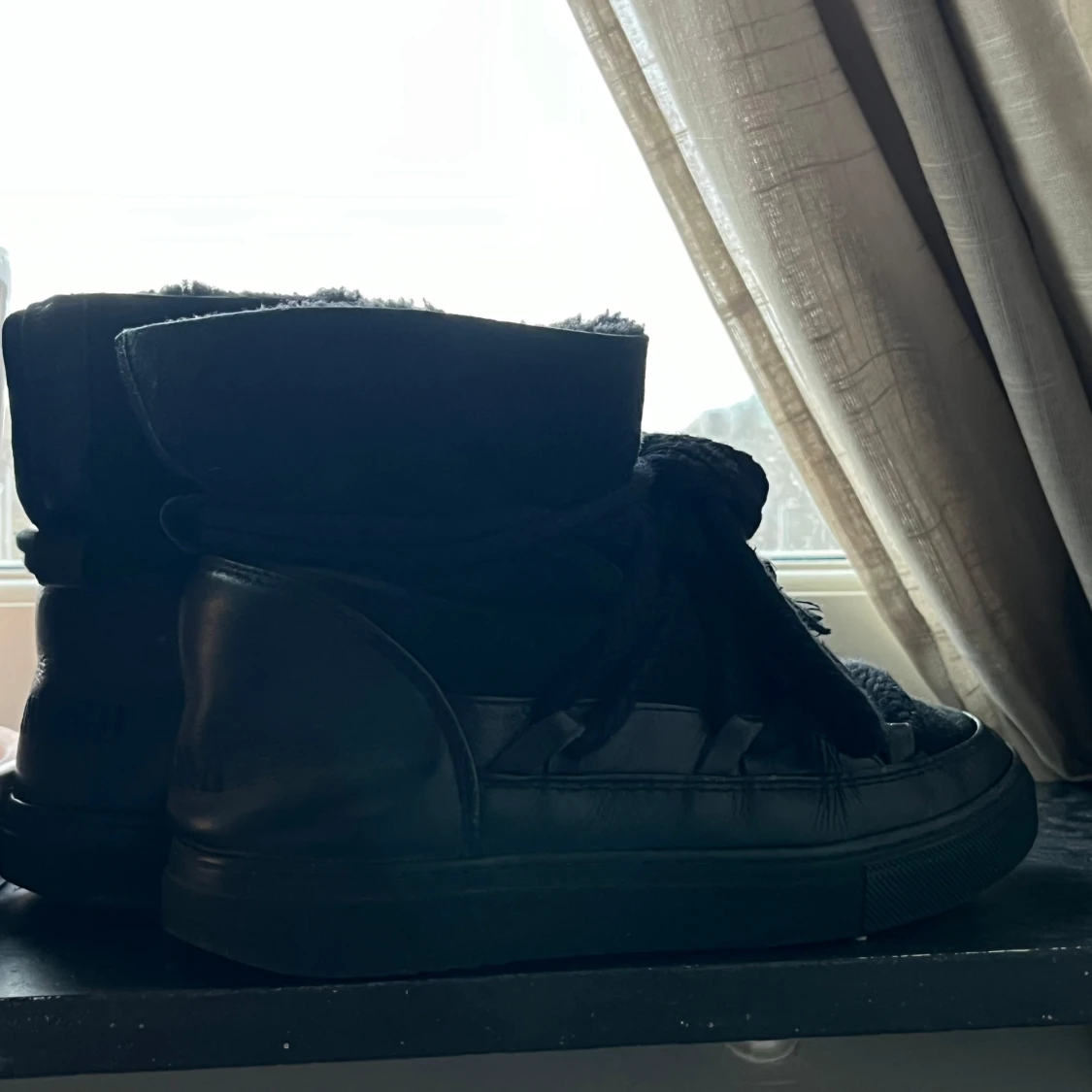 Inuikii skor svarta  - 1