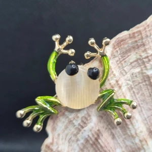 Brosch - Söt Groda - Den här broschen i form av en groda är ca 3.8 × 3.5 cm. ✨️Titta igenom alla mina upplagda & köp fler saker i Bundle för att spara på frakten & få allt du köpt i ett & samma paket✨️ För att köpa med Bundle så får du först trycka i "Köp med bundle" sedan väljer du ut allt du vill köpa för att få allt på samma frakt = Billigare 👌 Om du däremot köper fler varor i olika köp blir det egen frakt för varje köp. Önskar du swisha mej, meddela mej vad du vill köpa så ordnar vi det 👌