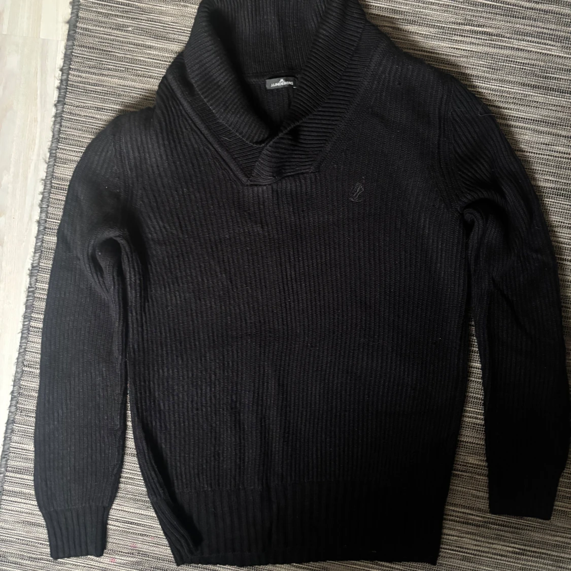 Svart stickad tröja från J.Lindeberg