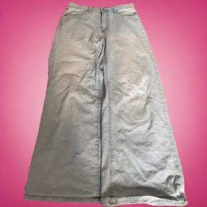 baggy jeans 🔥 - skit snygga baggy jeans 💯 köpte i somras och sytt upp dom pga att dom va för långa, man kan se de på bild 3. men de är inget man tänker på ❤️