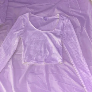 Vit långärmad topp med mönster🤍 - Säljer en vit cropped långärmad topp från new Yorker med ett geometriskt mönster, aldrig använt💞