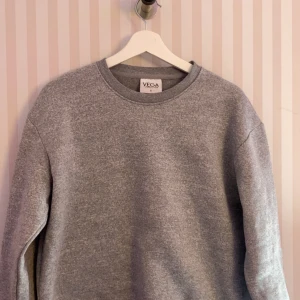 Grå tröja🤍 - En ljusgrå basic långärmad som är både jätte mysig och varm💞 