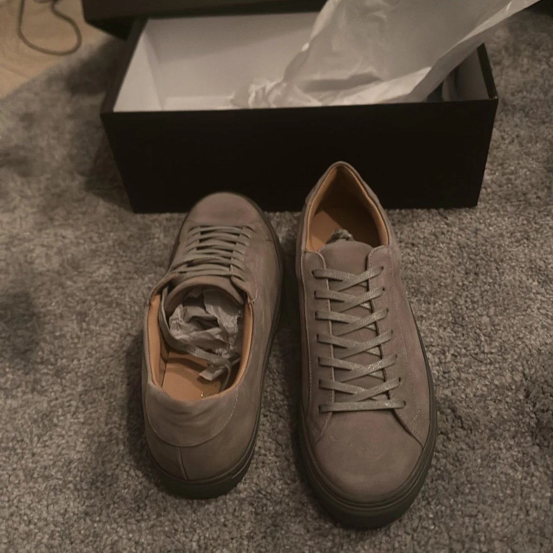 Grå sneakers med snörning - 2