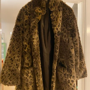 Leopardmönstrad pälsjacka från Monki - Säljer en snygg leopardmönstrad pälsjacka från Monki. Jackan har en klassisk design med långa ärmar och en mjuk, fluffig känsla. Perfekt för att hålla sig varm och stilren under kyliga dagar. 🐆✨