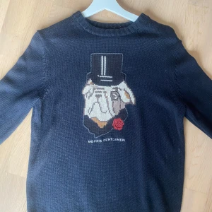 Svart stickad tröja från Morris - Jättefin, unik stickad tröja från Morris. Väldigt gott skick, inga defekter. Nypris: 2 000kr 