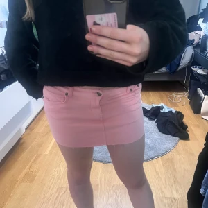 Rosa kortkjol - Säljer min rosa jeanskjol. Perfekt för fest på sommaren elelr bara för att klä upp en outfit. Mycket bra skick❤️