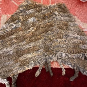 Brun päls - Säljer denna poncho tröjan i äkta päls då jag rensar garderoben.