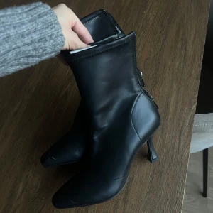 Svarta boots med dragkedja - Snygga svarta boots i skinn med dragkedja baktill och klack. Perfekta för en stilren look. Oanvända, frakt tillkommer 