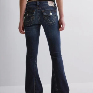 mörkblå true religion jeans ❣️ - Snygga mörkblå bootcut jeans med dekorativa sömmar och knappar på bakfickorna. Dem är i modellen ”JOEY low rise flare ”   jag säljer dem för att de är för stora för mej men skulle kunna tänka mej att byta mot ett par i storlek 26 istället. Jag har sytt upp dem men det är inget som syns.💖 Endast använda fåtal gånger.