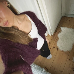 Lila stickad kofta - Säljer en mysig lila stickad kofta med stora knappar. Koftan har en lös passform och trekvartsärmar. Den är både stilren och bekväm, ett måste i garderoben!💗