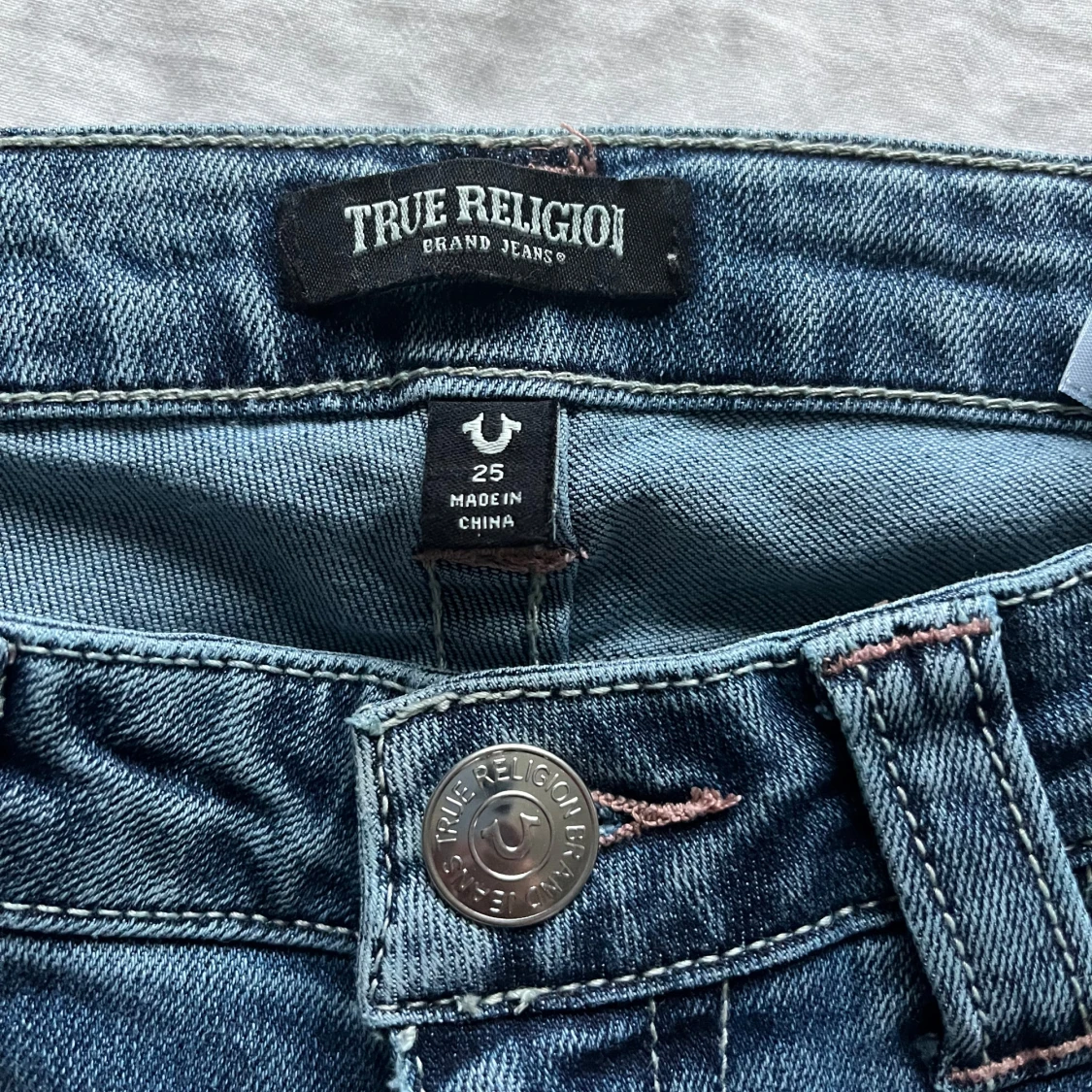 Blå bootcut jeans från True Religion - 2
