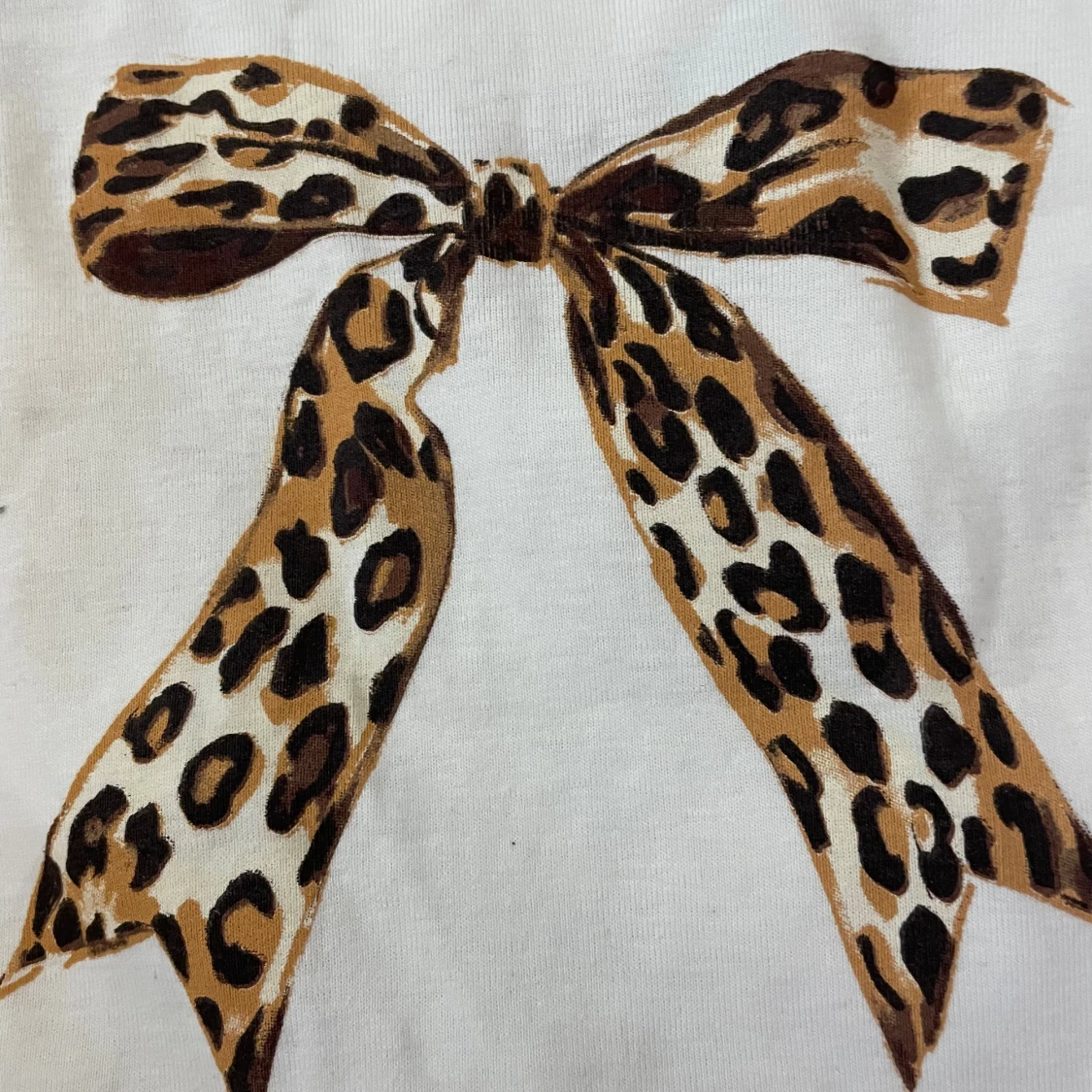 Vit t-shirt med leopardmönstrad rosett från Stradivarius - 1