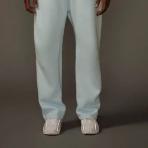 Ljusblå mjukisbyxor - Snygga ljusblå mjukisbyxor med en loose passform. Perfekta för en avslappnad stil. De har en enkel design utan synliga detaljer och är gjorda i ett mjukt material för extra komfort.