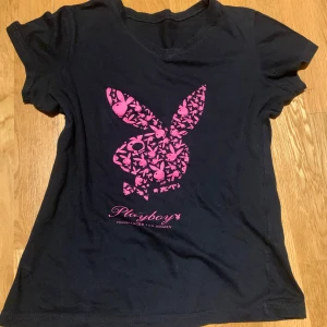 playboy t shirt - så fin tröja från playboy med rosa tryck, inga defekter 💕💕passar nog bäst på S-M