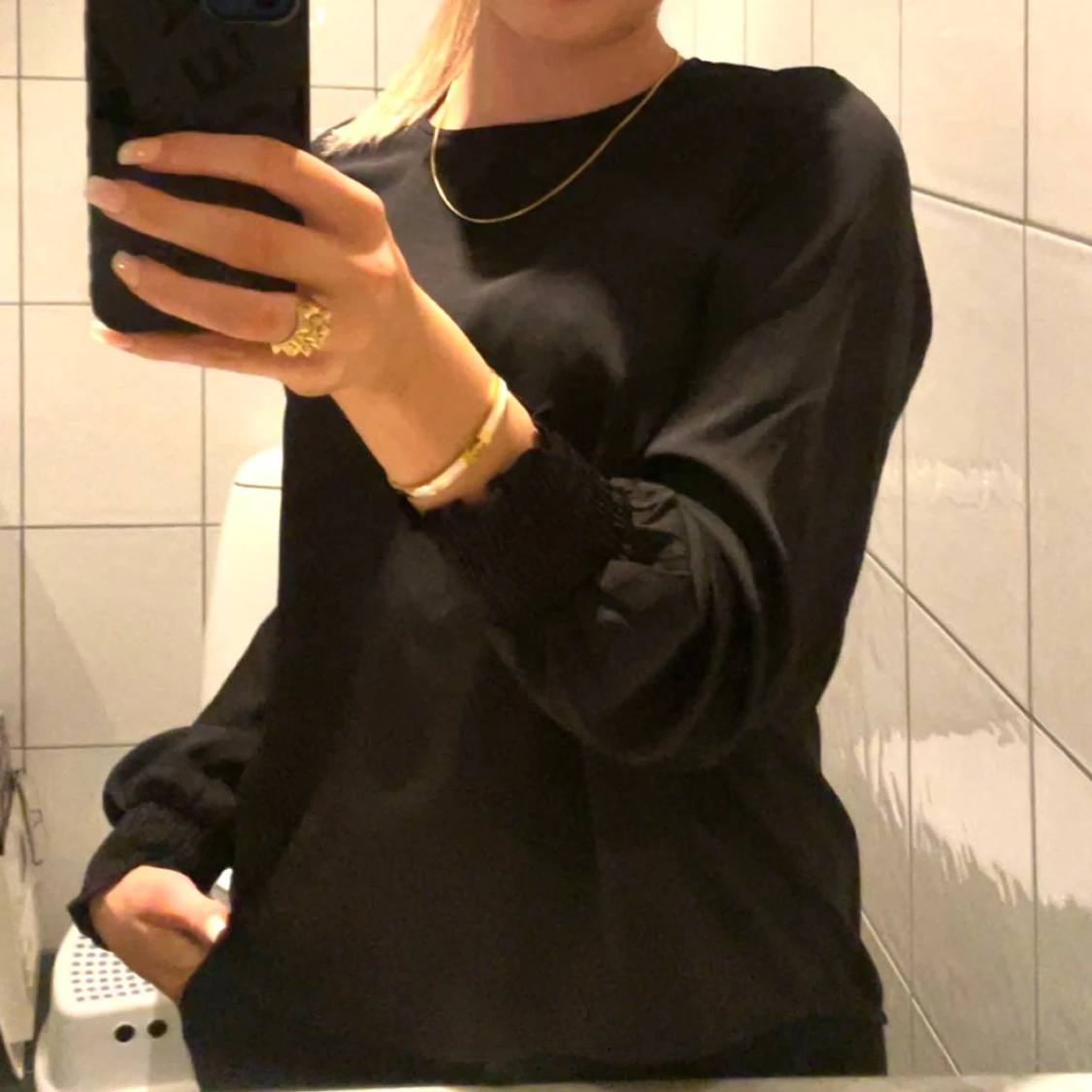 Svart blus med långa ärmar - 1